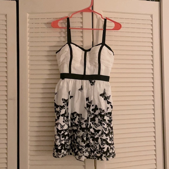 Forever 21 Dresses & Skirts - Forever 21 Silk Butterfly Black and White Mini Dress 🖤🤍